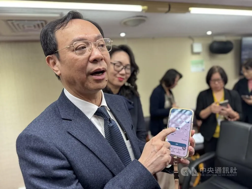 健保快易通APP首度新增「春節專區」。衛福部長石崇良29日親自示範如何操作,只要點開「兩串鞭炮」圖示,即可一秒掌握全台開診資訊。(圖/中央社)