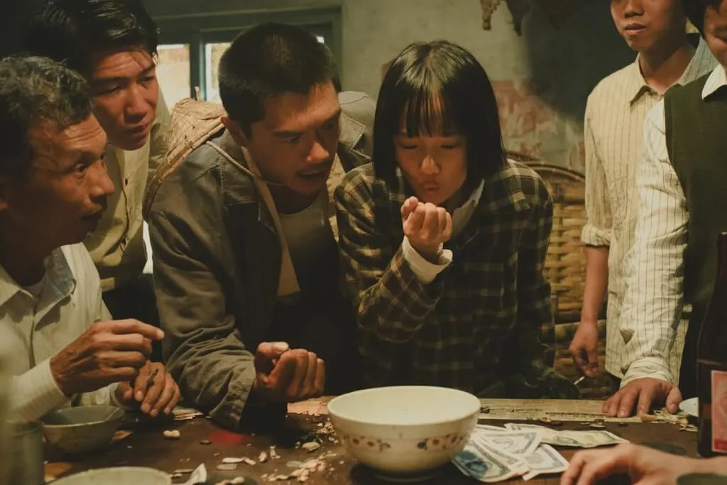 以白色恐怖時期為背景的電影《大濛》，由演員柯煒林（中左）、方郁婷（中右）主演。（圖／金馬執委會提供）