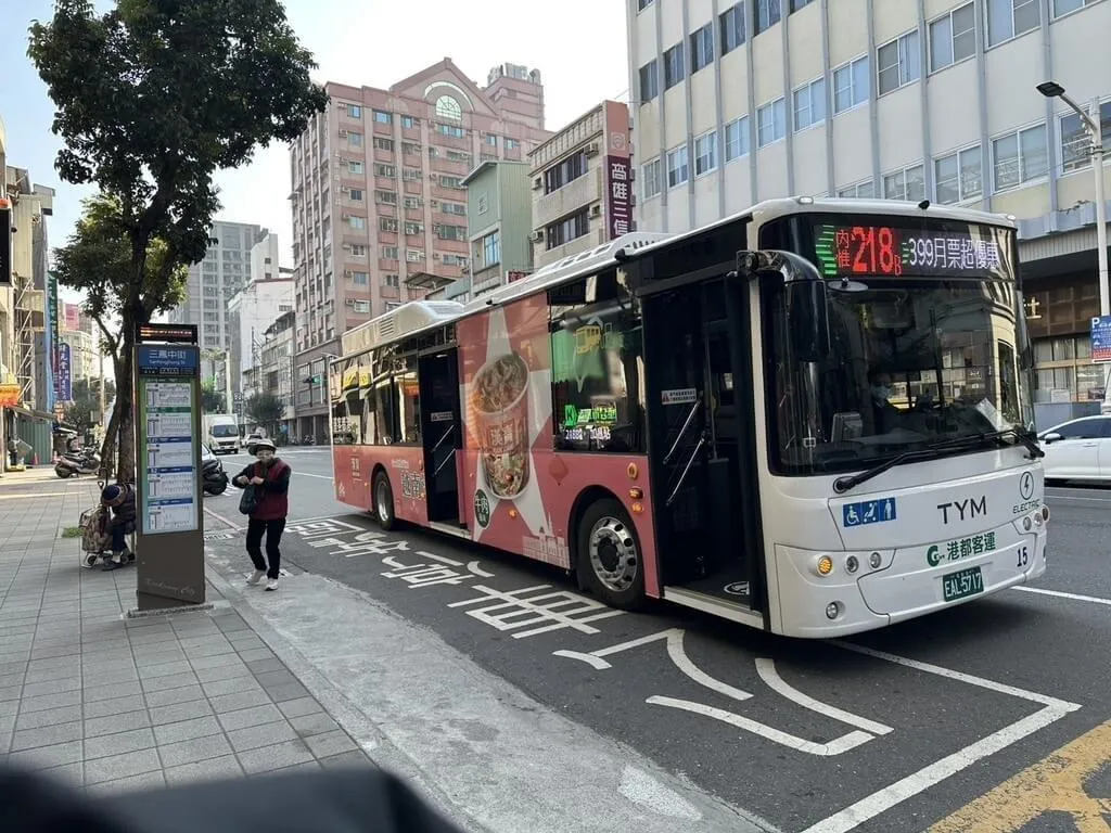 為鼓勵市民使用TPASS搭公車至三鳳中街辦年貨，高雄市交通局推出抽獎送禮活動。（圖／高雄市交通局提供）