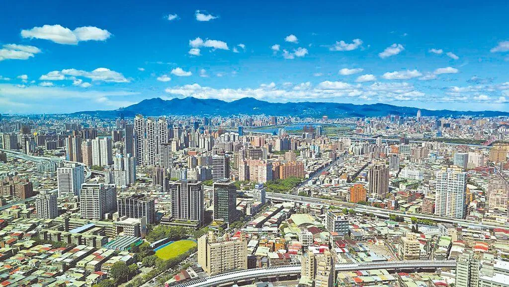 景氣燈號亮出紅燈,且近期台股屢創新高,資本市場氣氛熱絡,但房市表現相對保守,呈現「股房背離」的走勢。(圖/資料照)