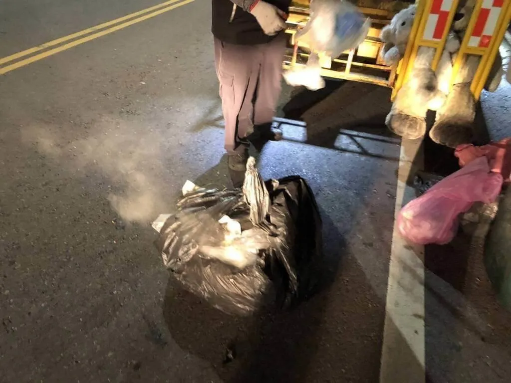 高雄30日發生2起因民眾未將鋰電池做好分類，直接丟入垃圾車起火事故，民眾更直擊垃圾車將垃圾傾倒路面。環保局表示，主要是為清出垃圾滅火；民眾未依規定分類，最高可裁處6000元罰鍰。（圖／高市環保局提供）