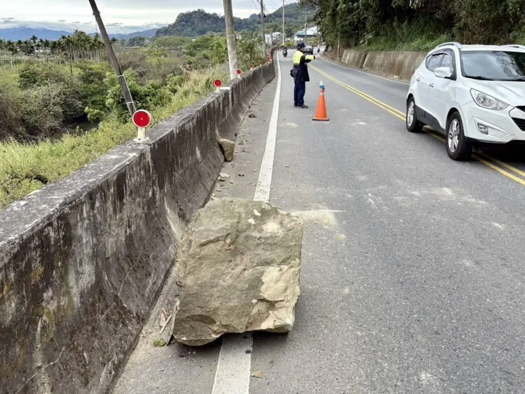 台中市的中橫公路上於今（1日）上午11時08分許，發生一起驚險的落石事件。（圖／翻攝畫面）