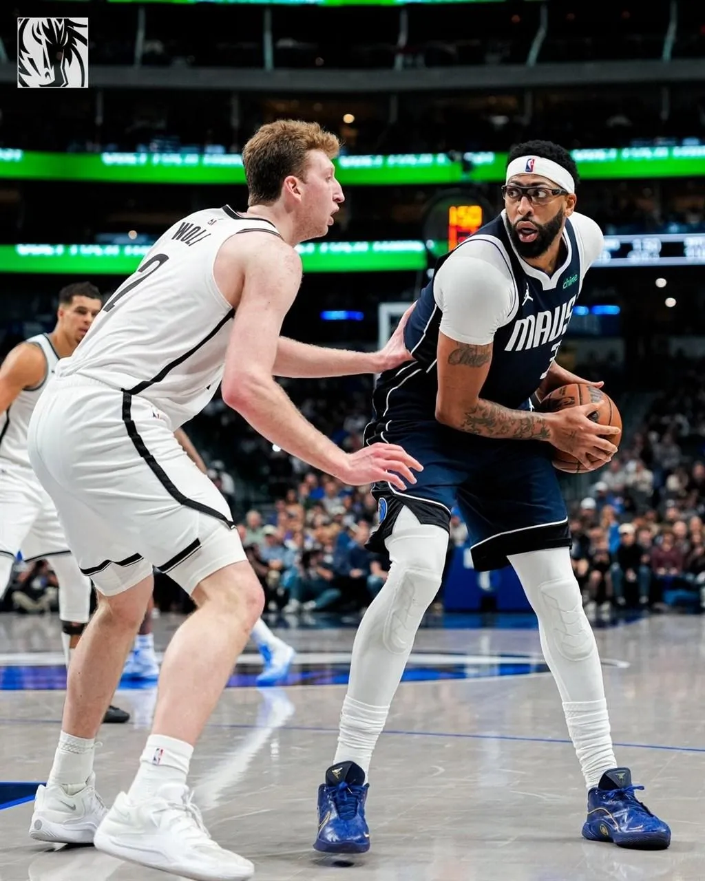 圖右為NBA達拉斯獨行俠前鋒戴維斯。（圖取自x.com／dallasmavs）