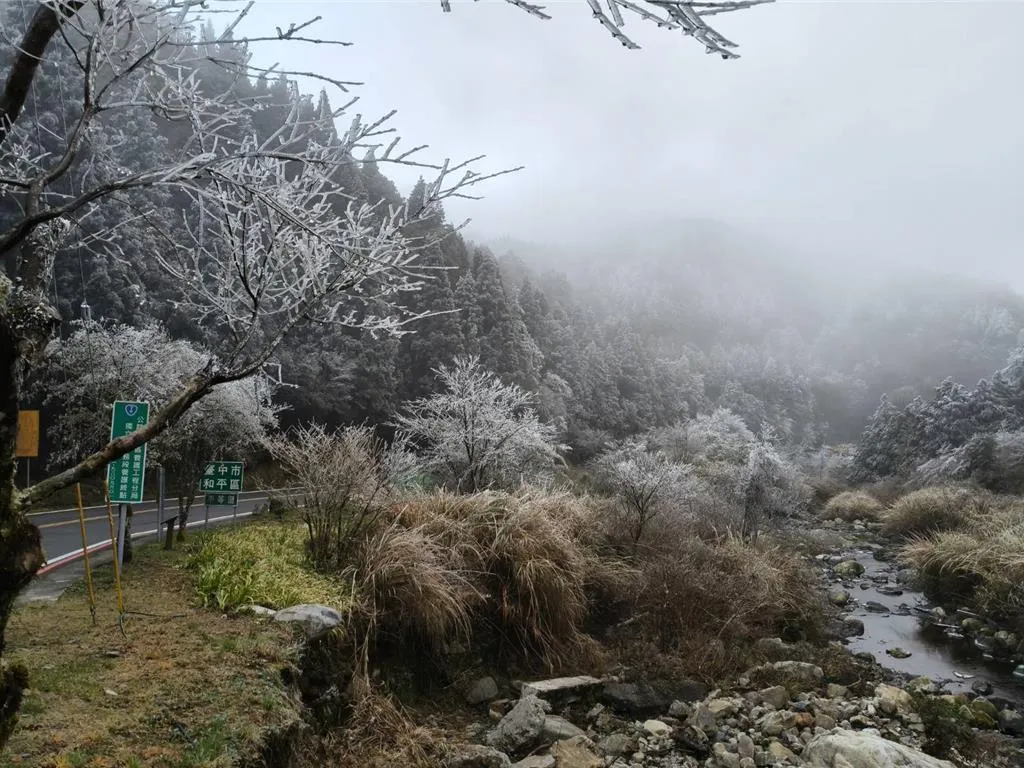 台7線巴陵至百韜橋路段、台7甲線南山至勝光路段8日受低溫影響，路面可能結冰，將管制通行或預警性封閉。（圖／公路局提供）