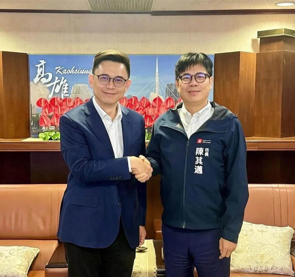 苦苓日前在臉書發文表示,民進黨參選人賴瑞隆形象模糊、知名度不足,高雄市長陳其邁政績無法有效轉移。(圖取自賴瑞隆臉書)