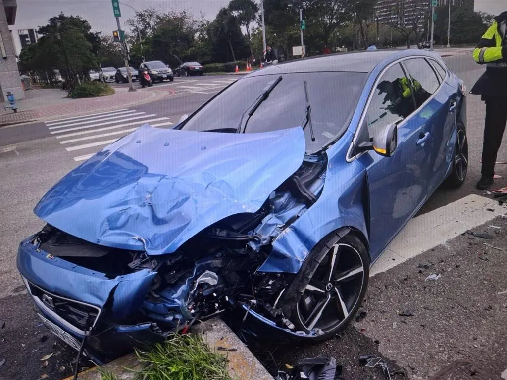 轎車車頭左前方幾乎全毀。（圖／警方提供）