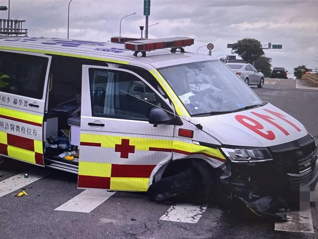 救護車車頭嚴重損毀。（圖／警方提供）