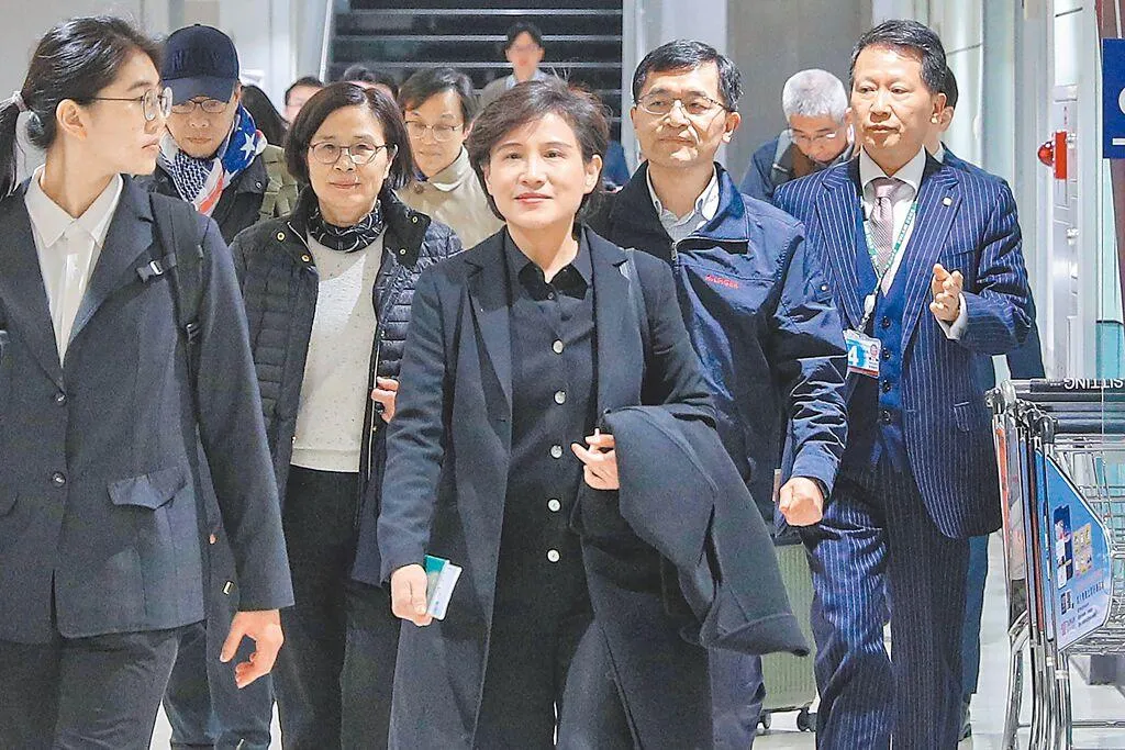 行政院副院長鄭麗君（中）10日晚間搭機前往美國。未接受採訪，僅微笑揮手致意。（中時陳麒全攝）