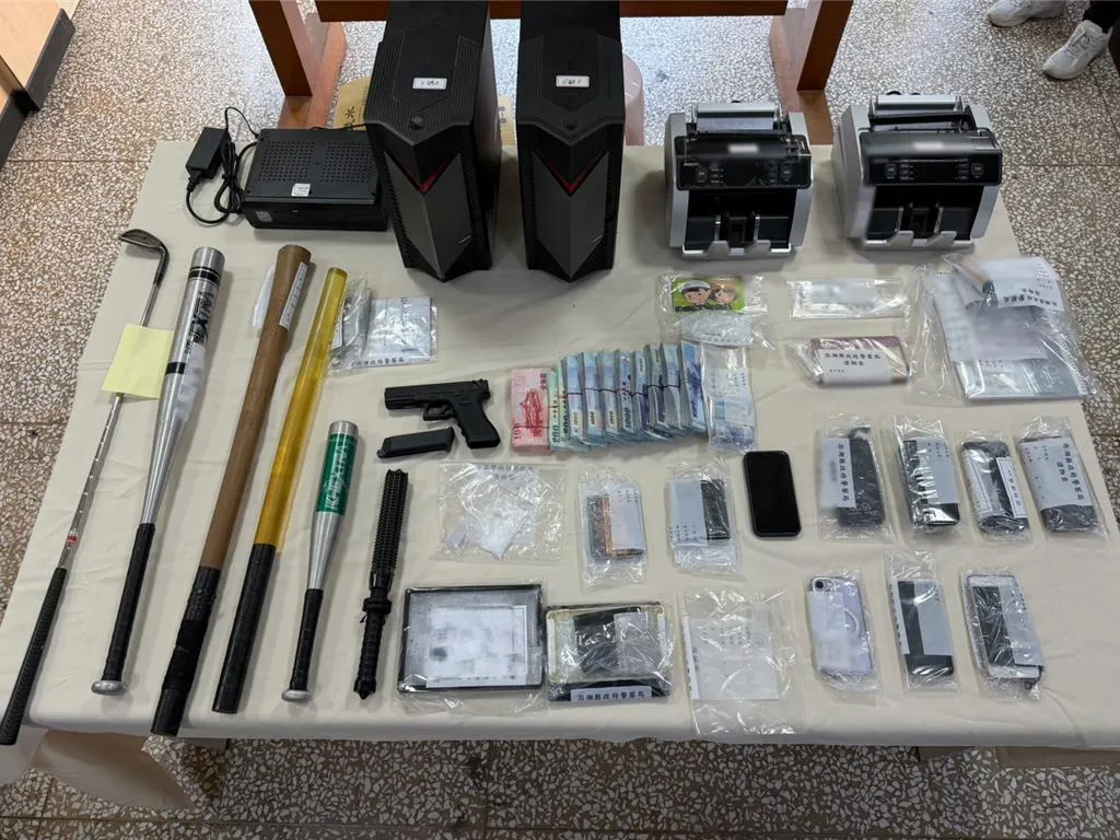 澎湖警方在農曆年前展開大規模掃黑行動,成功偵破以許宏興為首的暴力犯罪集團,逮捕10名嫌犯並查扣大量不法資產及作案工具。(圖/警方提供)