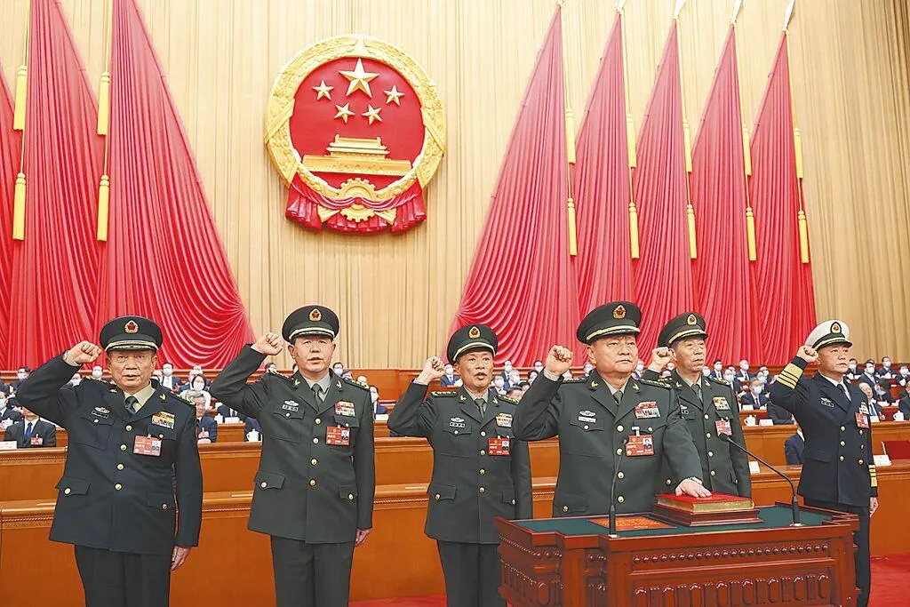 2023年3月的兩會期間,時任中共中央軍委會副主席張又俠,率時任軍委副主席何衛東、軍委委員李尚福、劉振立、苗華、張升民進行憲法宣誓,如今6人有5人被查落馬,僅剩張升民倖存。(中新社)