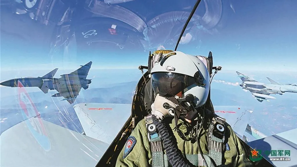 國防部晚間表示,自今天下午2時31分起,陸續偵獲中共各型軍機37架次出海,其中27架次逾越中線及其延伸線。(圖/翻攝中國軍網)