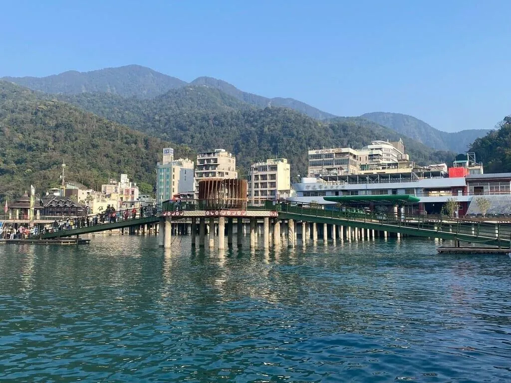日月潭13日水位約745公尺,較滿水位下降約3公尺,水位下降導致碼頭引橋傾斜度增加(圖),交通部觀光署日月潭國家風景區管理處為確保遊客行走安全,加強碼頭引橋防滑並派保全協助引導。(圖/日月潭國家風景區管理處提供)