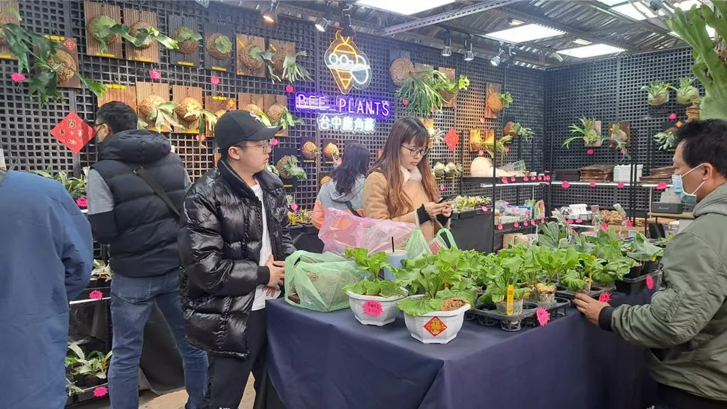 花市湧現人潮。(圖/大里區農會提供)