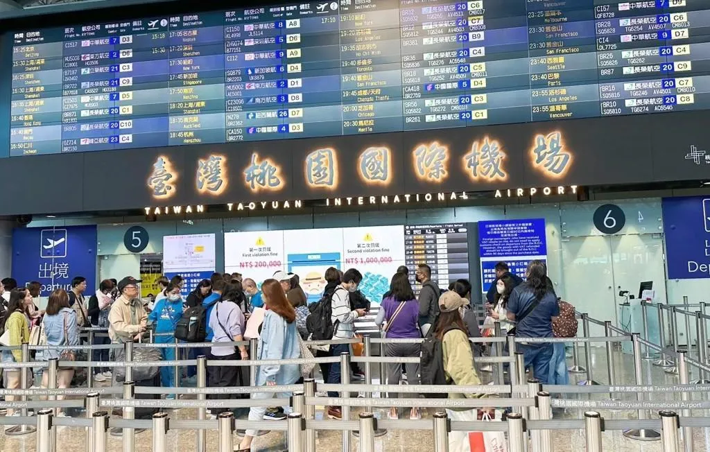 由於東南亞及美洲地區麻疹疫情近期呈現升溫趨勢,若有旅遊計畫,應先至旅遊醫學門診諮詢醫師專業建議,或經醫師評估後自費接種MMR疫苗。(圖/桃園國際機場)
