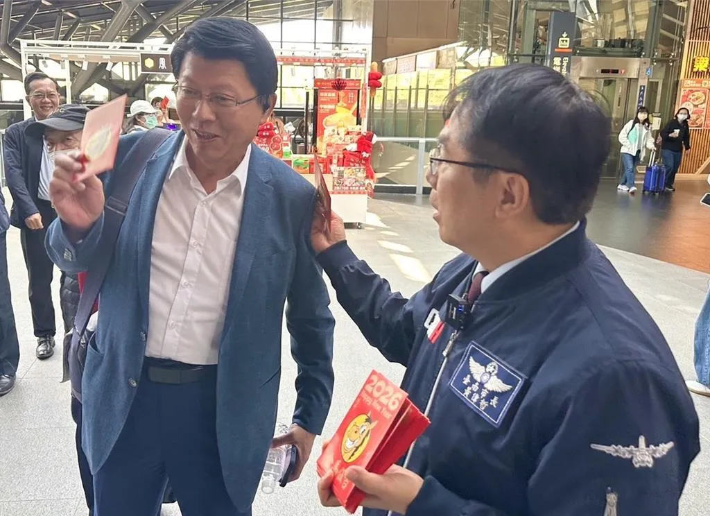 謝龍介高鐵站巧遇發紅包的黃偉哲。（圖／中時）
