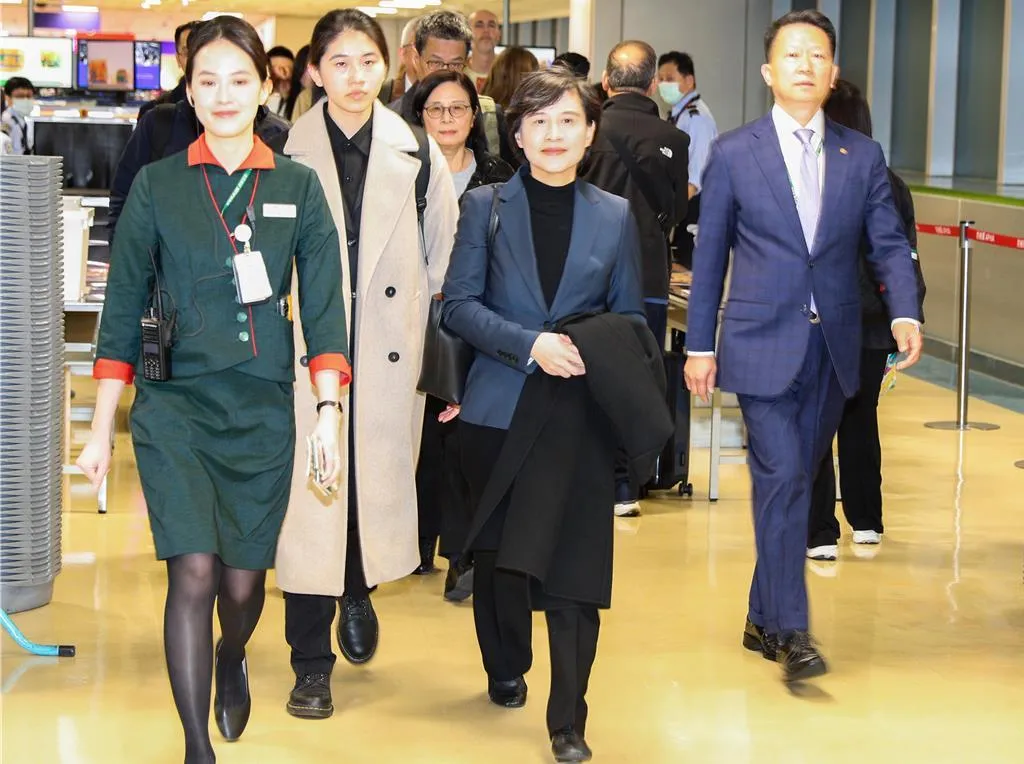 鄭麗君今天清晨搭乘長榮航空班機返台。（圖/資料照）