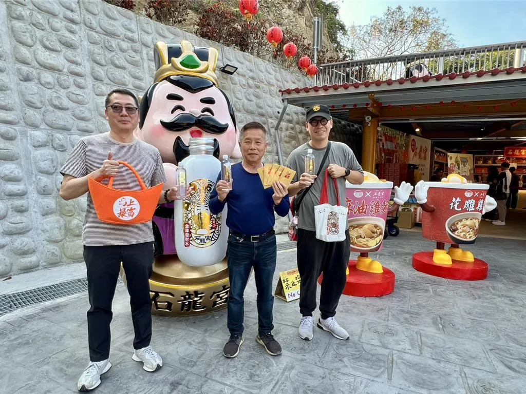 位於南投縣中寮鄉的石龍宮，因供奉土地公並以「拜泡麵、吃泡麵」的獨特文化聞名，又被稱為「泡麵土地公廟」。（圖／中國時報）