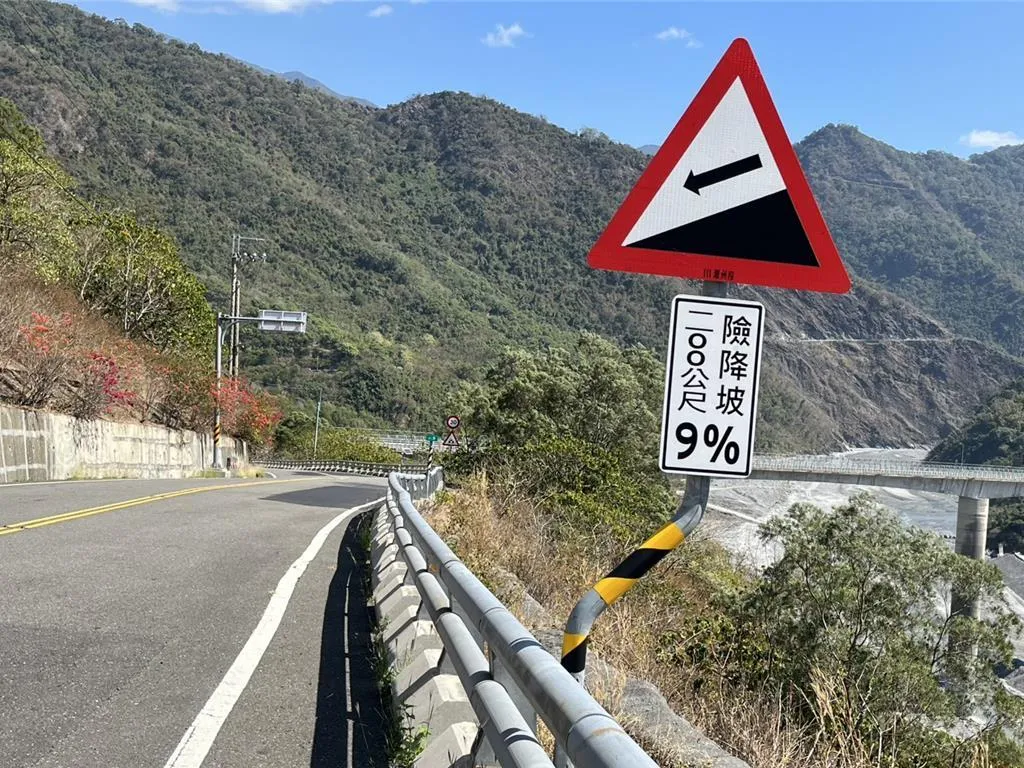 屏東縣霧台鄉山區台24線在經過三德檢查哨後，警方為防制交通事故，已設置一處固定測速點及兩處移動測速點，限速三十公里。（圖／翻攝畫面）