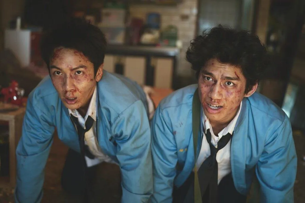 柯震東（左）在電影《功夫》中再演高中生，並跟朱軒洋（右）挺身對抗反派，實現正義理想。（圖／麻吉砥加提供）