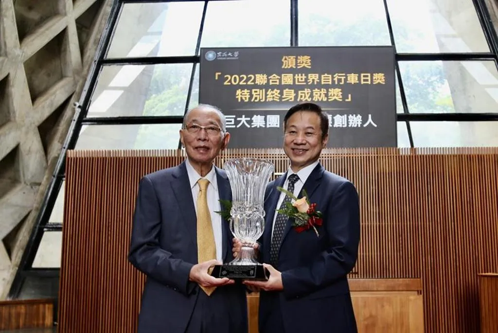 圖為東海大學校長張國恩2022年頒發給劉金標「2022年度聯合國世界自行車日獎-特別終身成就獎」。 (圖/資料照)