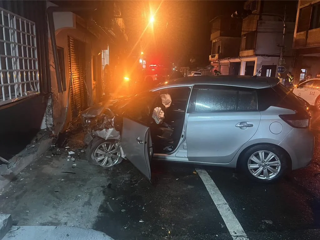 花蓮縣鳳林鎮發生一起嚴重死亡車禍,一名82歲老婦人在橫越馬路時遭22歲吳姓女子駕駛的車輛撞上,老婦被撞飛約50公尺後送醫不治。(圖/翻攝畫面)
