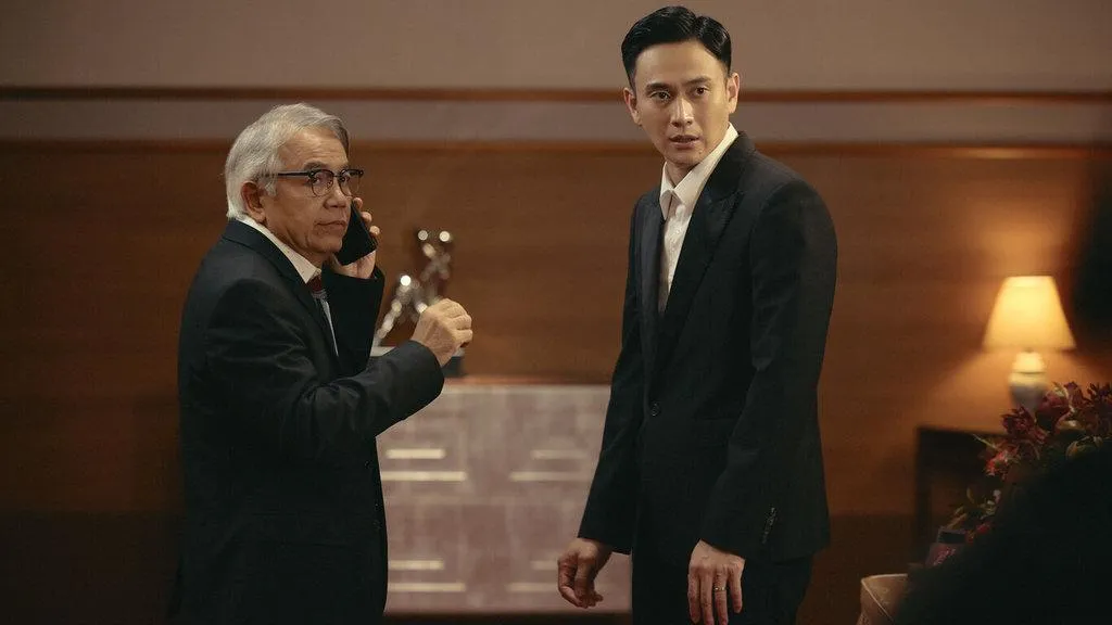 劉冠廷（右）透露拍《雙囍》跟香港影星田啟文（左）對戲時，因為對方演技太精湛，讓他不小心笑場NG。（圖／水花電影提供）