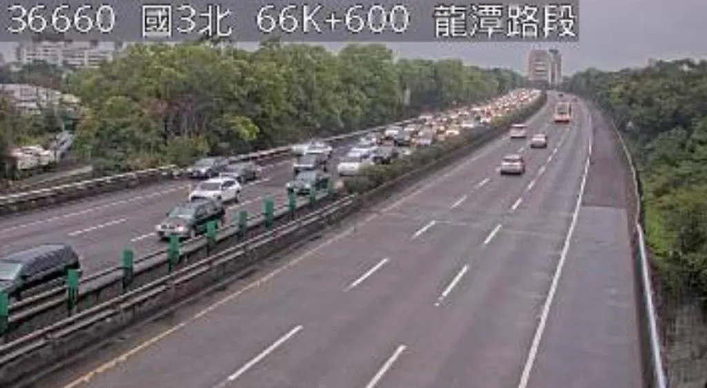 今（18）日上午國3南下龍潭段車禍。(圖／翻攝自高速公路即時路況)