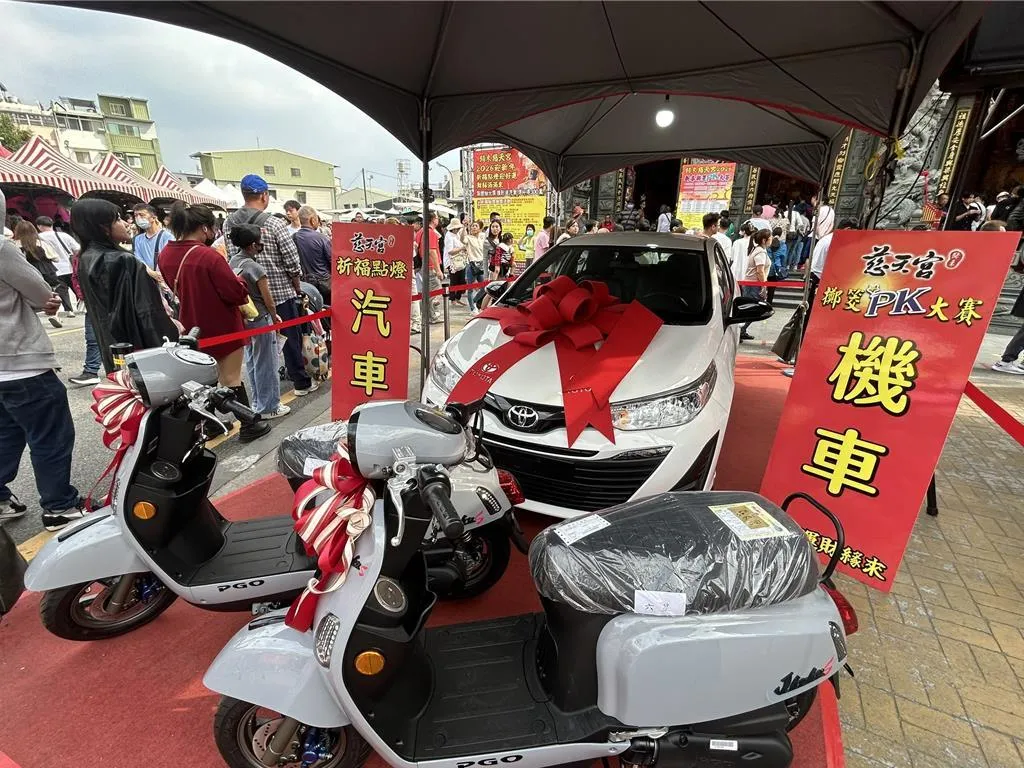 今年有人擲出超過12個聖筊帶走機車獎品。（圖／中時／謝佳潾攝）
