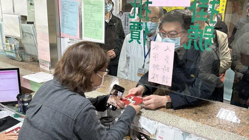 行政院長卓榮泰(右)19日到高雄市,視察文雄醫院「輕急症中心(UCC)」並慰勉醫護人員。(圖/中央社)
