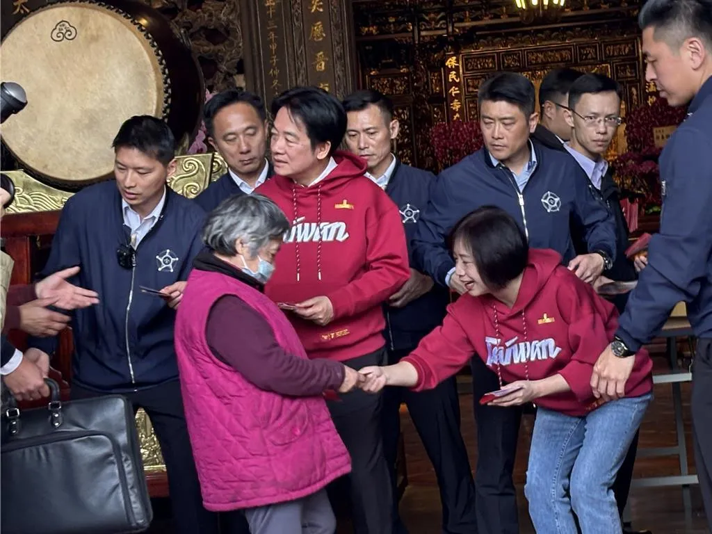 賴清德在民進黨立委何欣純陪同下，到元保宮參香並發送福袋。（報系資料照）