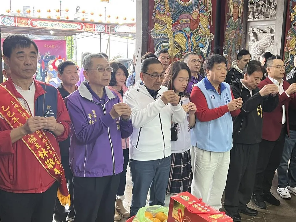 新北市長侯友宜今到泰山區、五股區宮廟參拜祈福，並在現場發送新年福袋。（圖／中時王揚傑攝）