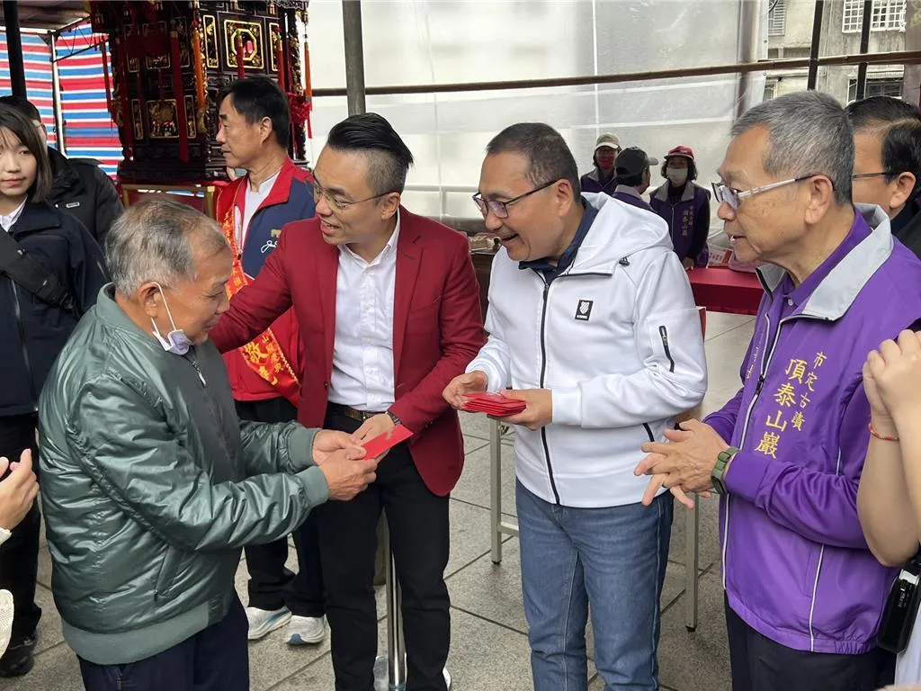 新北市長侯友宜今到泰山區、五股區宮廟參拜祈福，並在現場發送新年福袋。（圖／中時王揚傑攝）