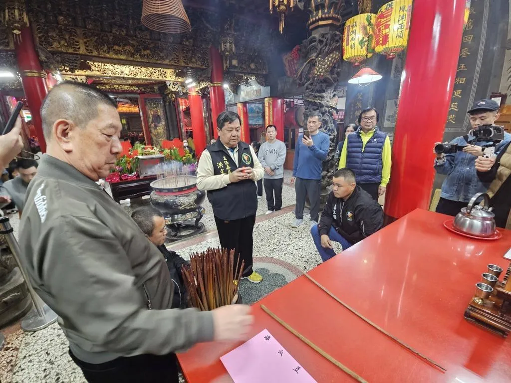 白沙屯拱天宮在除夕夜抽四季籤，預測新一年農漁產業的收成運勢。（圖／翻攝自白沙屯拱天宮臉書粉專）