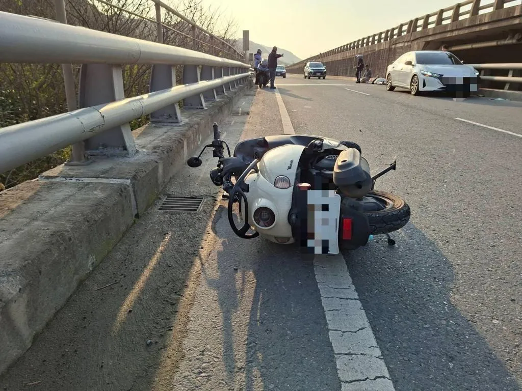 西濱公路林口段嚴重車禍,22歲女騎士胸口重創送醫不治。(圖/翻攝畫面)