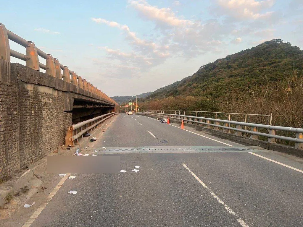 事故現場一片凌亂,機車噴飛數公尺。(圖/翻攝畫面)