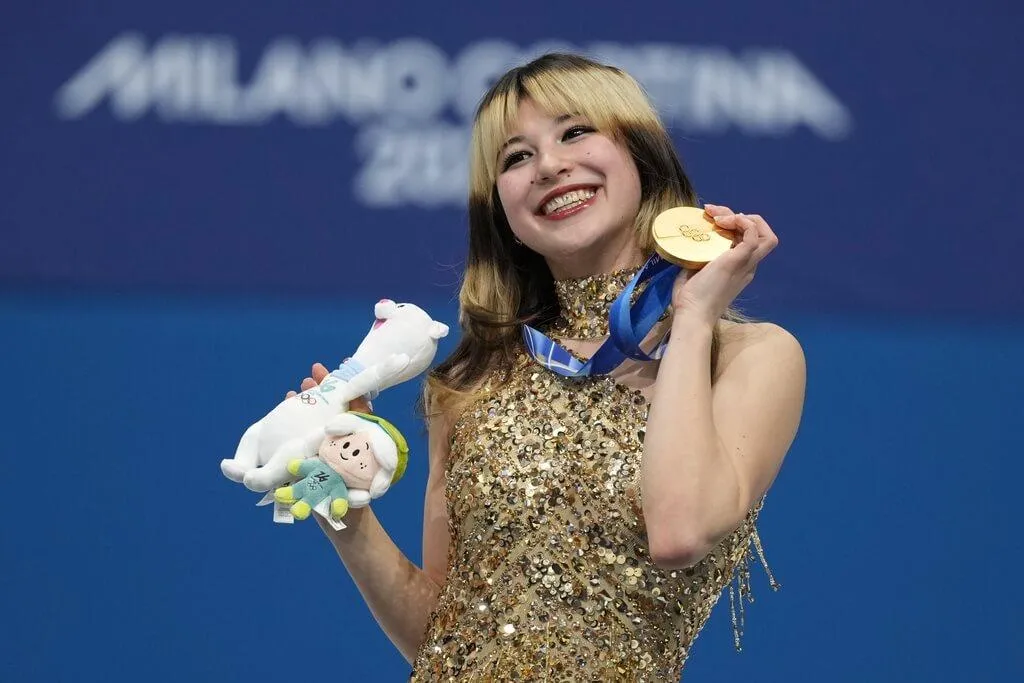 美國華裔花式滑冰選手劉美賢（Alysa Liu）19日在米蘭冬季奧運完成長曲大逆轉奪金，終結美國花滑女單奧運獎牌荒。（美聯社）