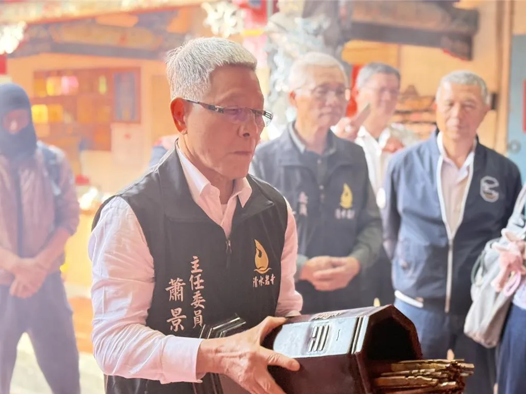 彰化縣社頭鄉歷史悠久的清水岩寺於大年初五舉行年度抽籤活動,吸引了眾多信眾參與。(圖/中國時報)