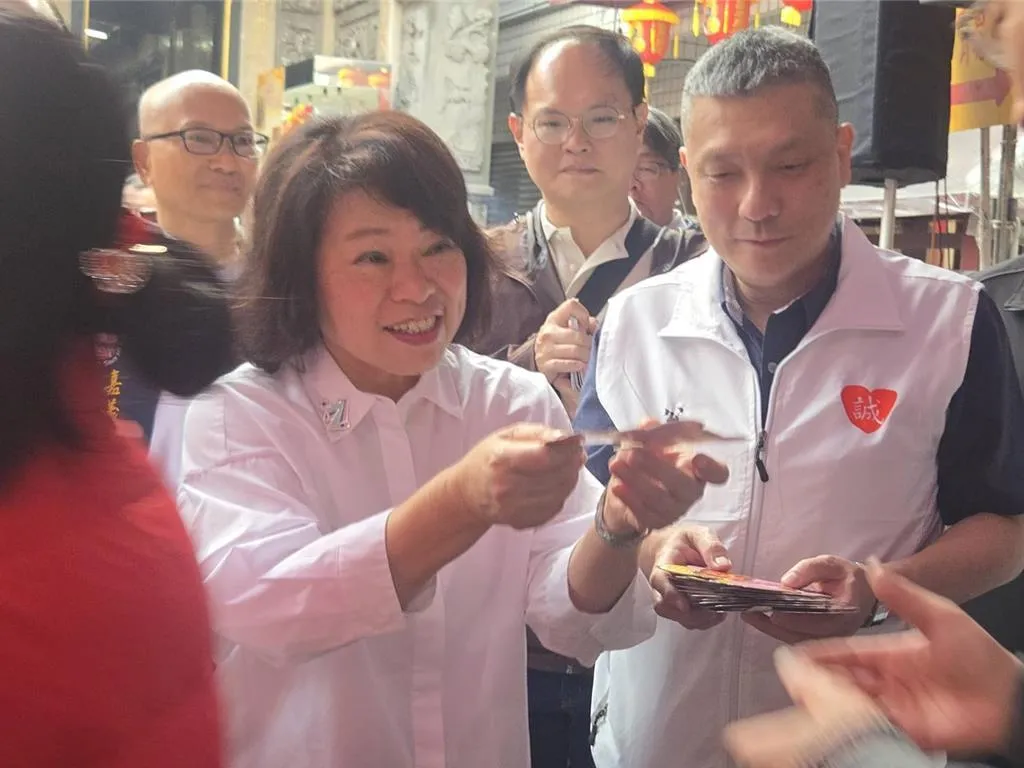 嘉義市長黃敏惠春節拜廟走春發送小紅包,翁壽良陪同。(報系資料照)