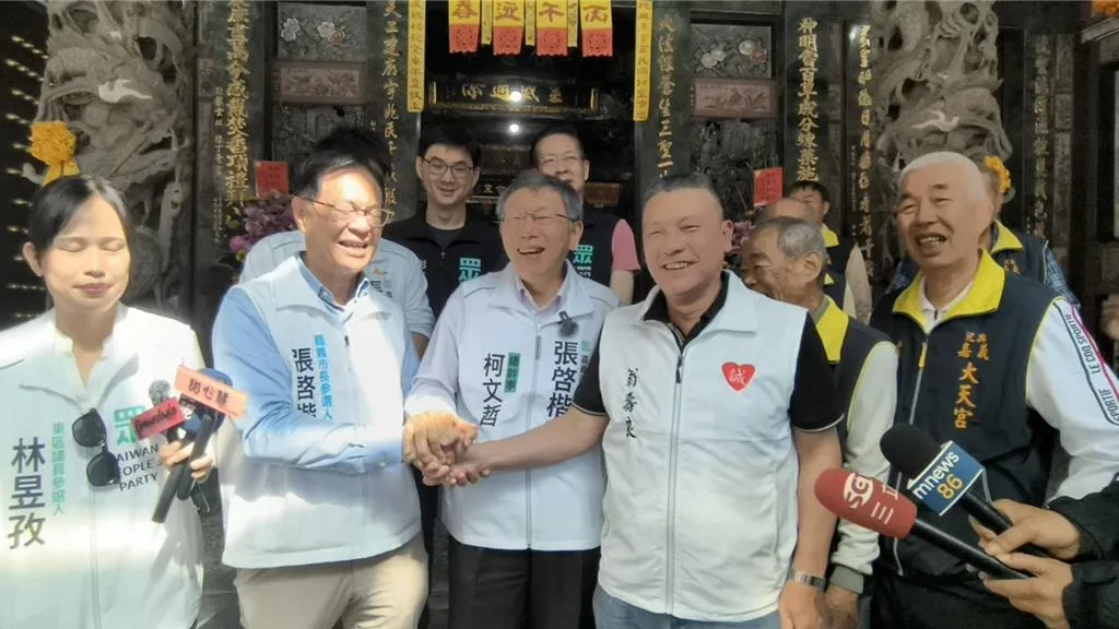 柯文哲到嘉義市大天宮參香,民眾黨提名的市長參選人張啓楷、國民黨選將翁壽良熱絡握手同框。(報系資料照)