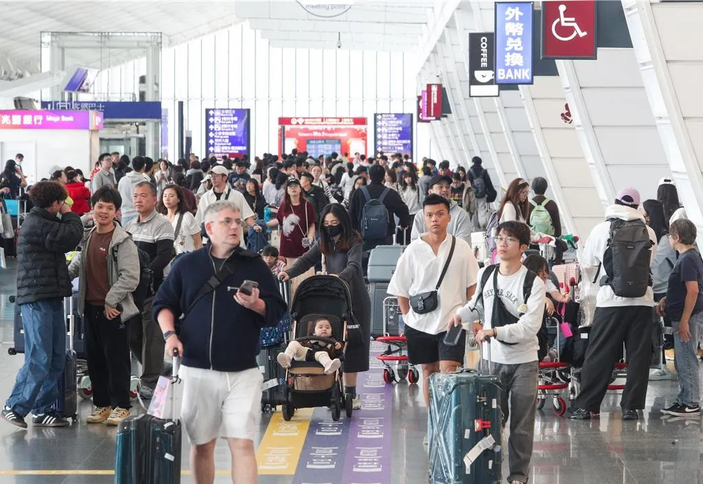 桃園機場22日持續湧入返國人潮，國境大隊呼籲旅客善用自動查驗通關系統。（圖／中時／陳麒全攝）