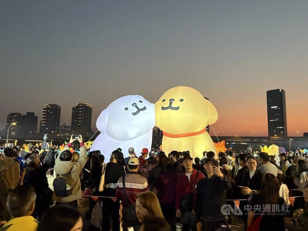 2026新北燈會22日在大都會公園正式開幕，今年首度邀請韓國超人氣IP「線條小狗」跨界聯名，吸引民眾爭相搶拍。（圖／中央社）