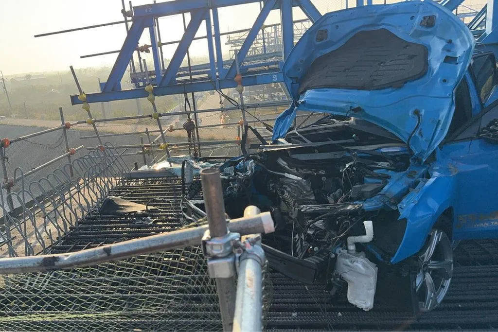 王姓男子23日清晨獨自駕車行經台南市安南區台江大道，不明原因失控撞進台61線快速道路施工路段，車體嚴重變形，王男受困駕駛座當場死亡。（讀者提供）
