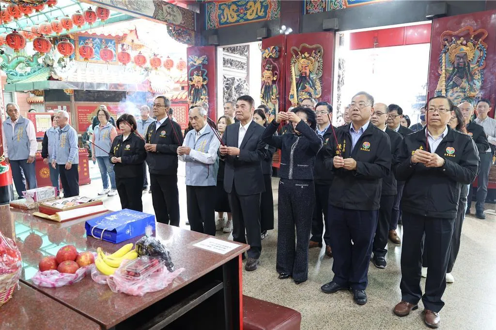 苗栗縣長鍾東錦23日首個上班日，率領全體局處長赴苗栗市玉清宮參拜祈福。（圖／中時謝明俊攝）