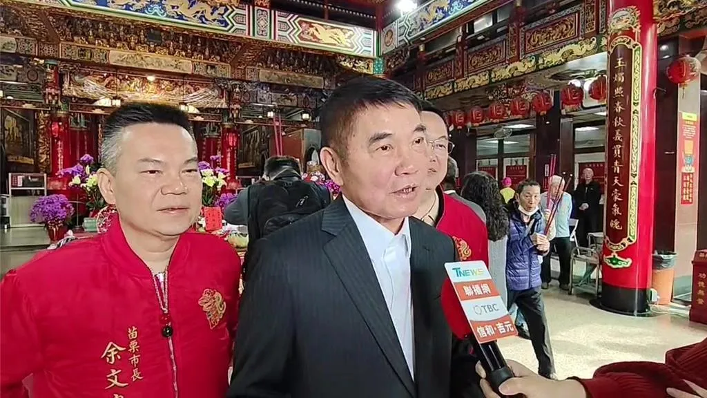苗栗縣長鍾東錦23日到玉清宮參拜祈福，希望中央能全力支持苗栗縣興建多所國中小學校。（圖／中時謝明俊攝）