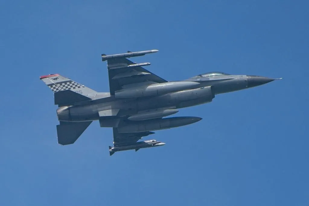 一架隸屬於忠州基地的F-16C（單座）戰鬥機當地時間晚間7時31分許在慶尚北道榮州市附近山區墜毀。（示意圖／達志 ShutterStock）