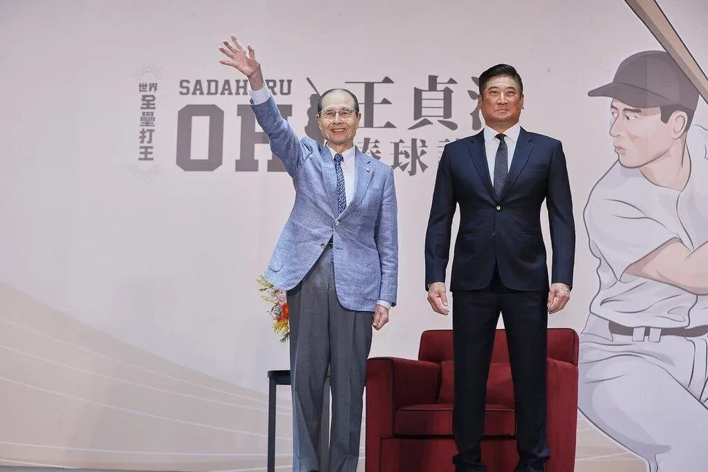 王貞治棒球講座25日舉行,由中華民國棒球協會主辦,「世界全壘打王」王貞治(左)與棒協理事長辜仲諒(右)合影。(中華棒協提供)