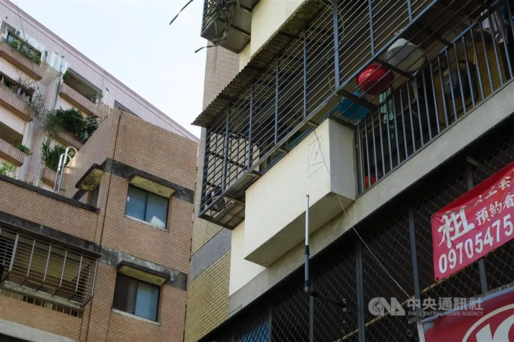 圖為台北市大安區巷內出租布條。（中央社檔案照片）