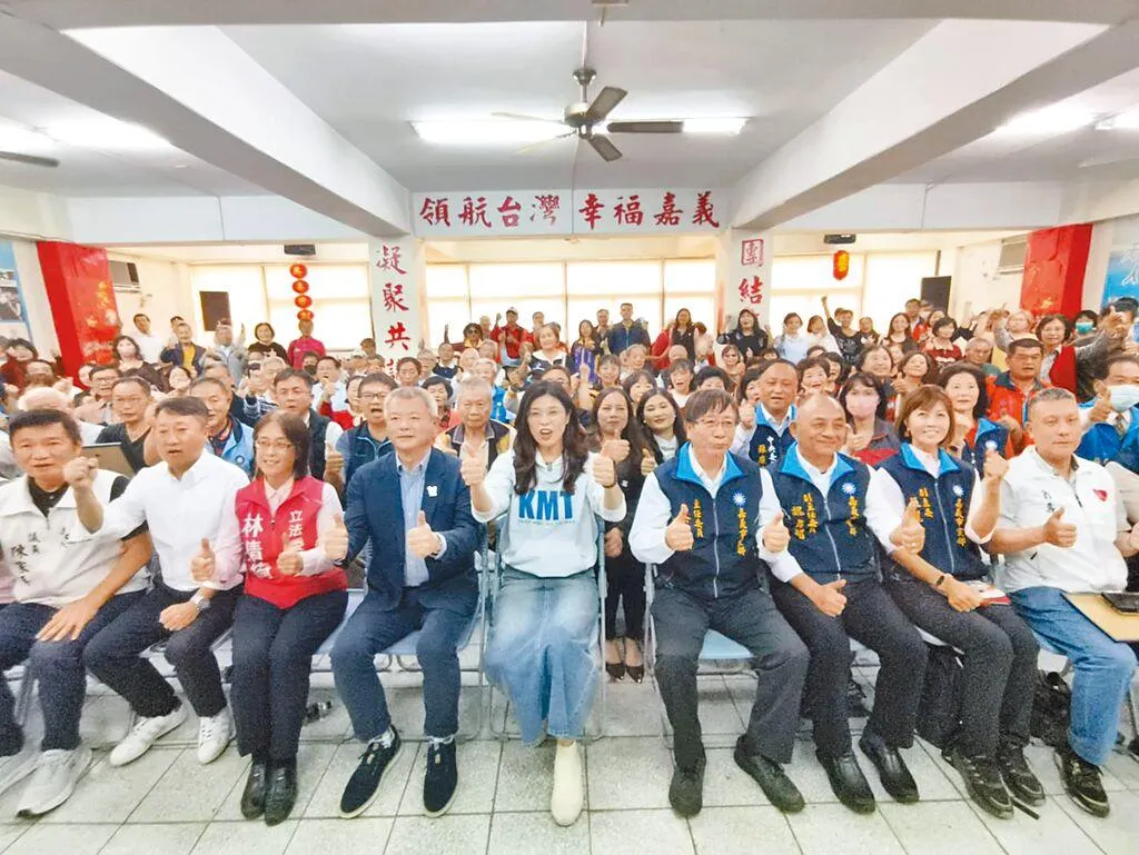 國民黨嘉義市黨部26日新春團拜，主席鄭麗文（第一排左五）宣布徵召翁壽良醫師（右）參選市長，與黨幹部同框，士氣高昂。（圖／中時廖素慧攝）