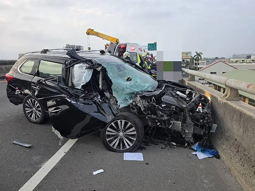 台76線西向彰化縣埔心路段26日傍晚發生3車事故，共造成3名駕駛受傷送醫。自小客車車身嚴重毀損。（民眾提供）