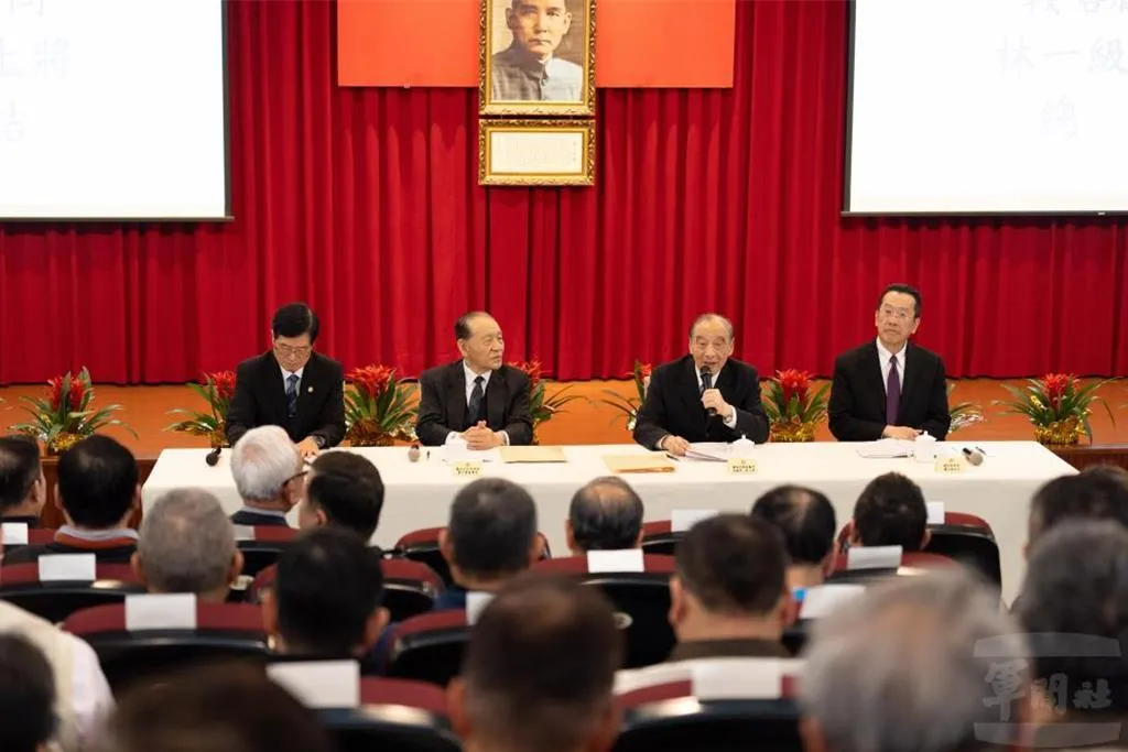 退輔會愛國座談請出目前僅存的2名一級上將,國防院董事長霍守業(左2)與戰略顧問林鎮夷(右2)。(圖/軍聞社提供)